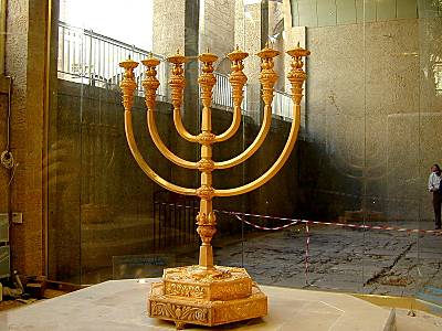 golden_menorah_in_jewish_quarter_tb_n123199.jpg