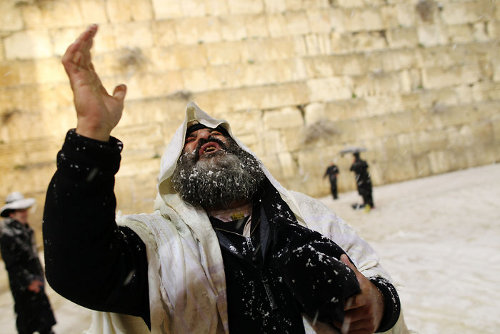 jews-praying-in-the-snow.jpg